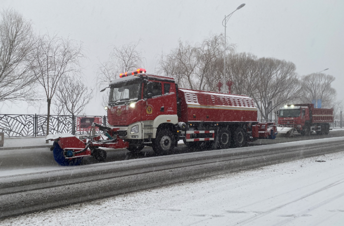 294俄罗斯专享会环境除冰雪装备全力投入破冰作业，助力北京道路交通安全